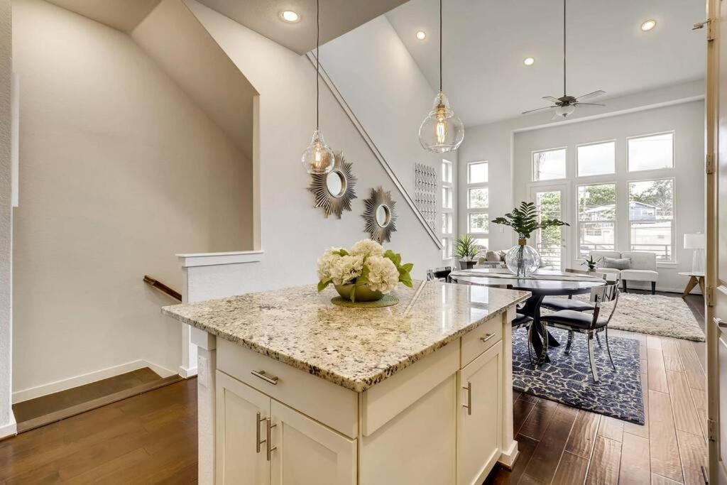 Gorgeous 4 Bed Home On St Mary'S - Minutes To Riverwalk/Pearl San Antonio Exterior photo